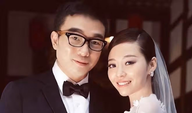 40歲周筆暢也老了法令紋好明顯，李宇春卻連走路都變得這麼嫵媚