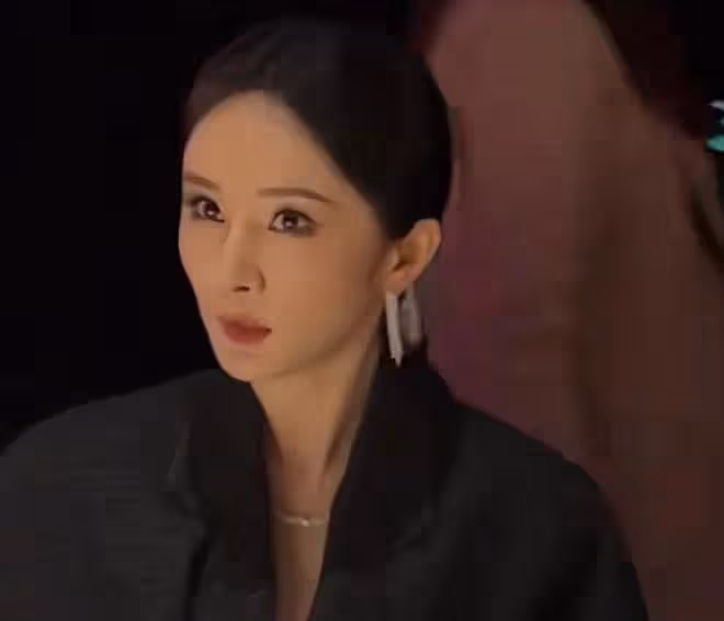 楊冪劉詩詩紅毯出盡風頭，缺席的唐嫣甩一張合影就大吃四方
