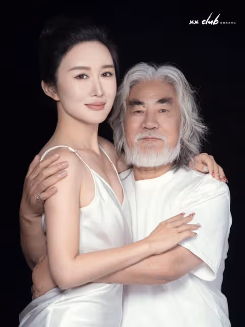 張紀中曬妻子性感照發文「如春水映梨花」，網友：「梨花壓海棠」