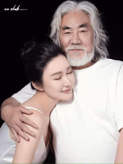 張紀中曬妻子性感照發文「如春水映梨花」，網友：「梨花壓海棠」