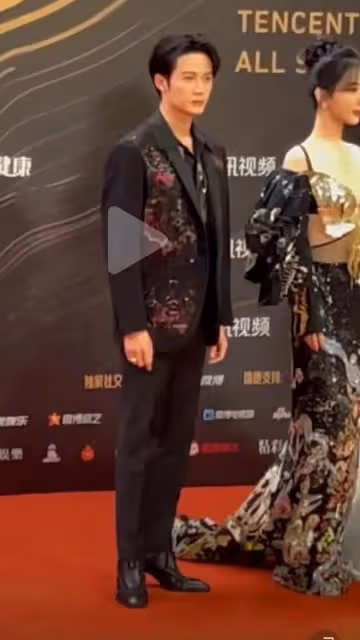 被說168的檀健次坦言男人自信不來源於身高，雙層增高狠狠打臉