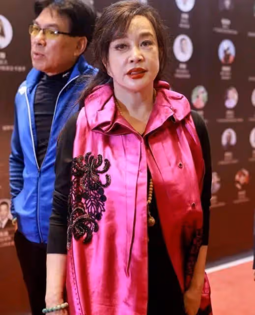 林允突然曬了一組圖，打了大半個娛樂圈的臉