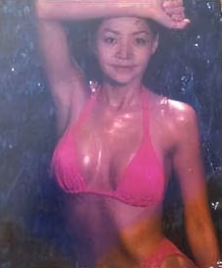 都是生日照，把唐嫣跟趙雅芝對比差距立顯，再跟掛曆一比更形象了