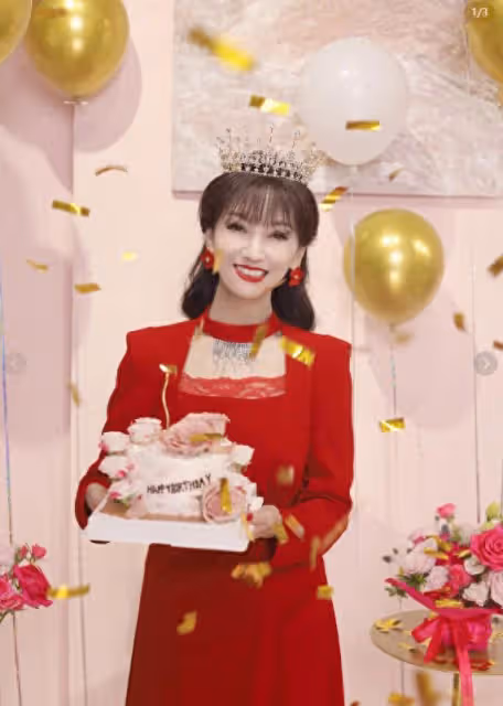 都是生日照，把唐嫣跟趙雅芝對比差距立顯，再跟掛曆一比更形象了