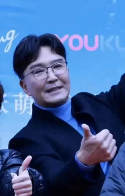 朱一龍穿裙的背後心酸，為一斗米折腰的不止baby