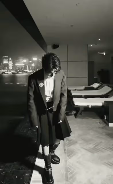 朱一龍穿裙的背後心酸，為一斗米折腰的不止baby