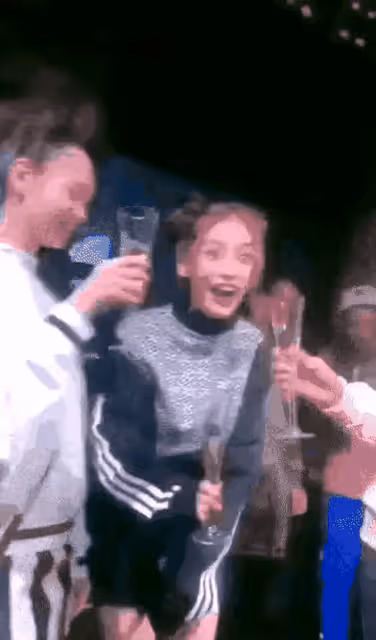 朱一龍穿裙的背後心酸，為一斗米折腰的不止baby