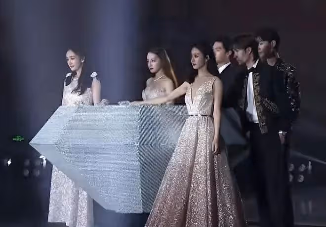 尖叫之夜：楊冪劉詩詩跟三對明星情侶上演了一場年度大戲
