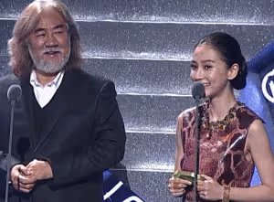 尖叫之夜：楊冪劉詩詩跟三對明星情侶上演了一場年度大戲