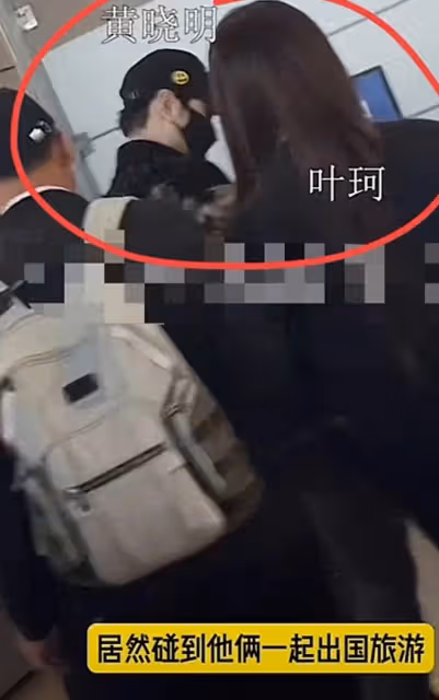 baby帶小海綿看病，孩子無力依偎引擔憂，楊穎鞋子太髒顯落魄