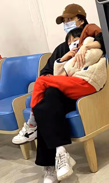 baby帶小海綿看病，孩子無力依偎引擔憂，楊穎鞋子太髒顯落魄