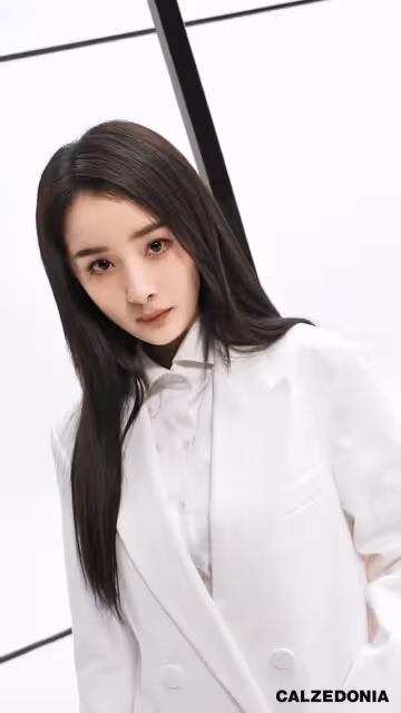劉愷威老婆李曉峰現身又酷又颯，沒想到楊冪一身黑白配就將之秒殺