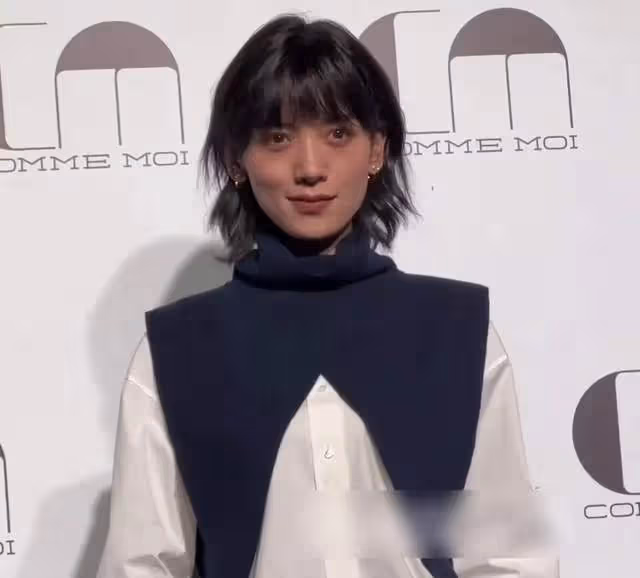 劉愷威老婆李曉峰現身又酷又颯，沒想到楊冪一身黑白配就將之秒殺