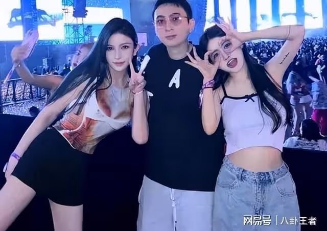 身體被掏空？王思聰與多名女子現身酒吧，瘦骨如柴疑被榨乾精力