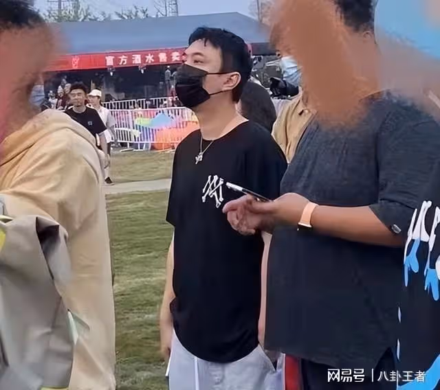 身體被掏空？王思聰與多名女子現身酒吧，瘦骨如柴疑被榨乾精力