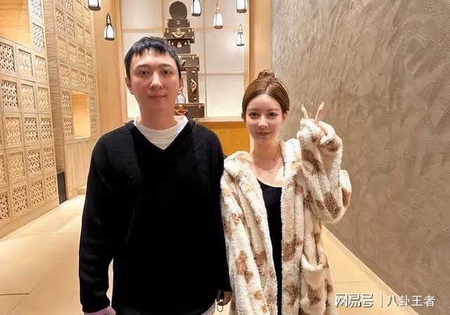 身體被掏空？王思聰與多名女子現身酒吧，瘦骨如柴疑被榨乾精力