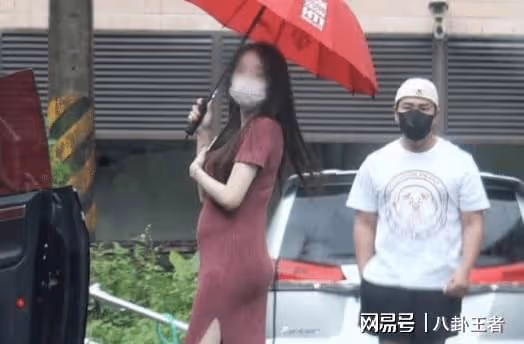哭窮還生孩子？歐弟女友未婚先孕！已懷孕5個月，迎來第三個女兒