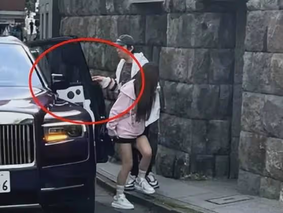 王思聰開勞斯萊斯逛街，為小女友開車門，新女友微胖女孩引熱議