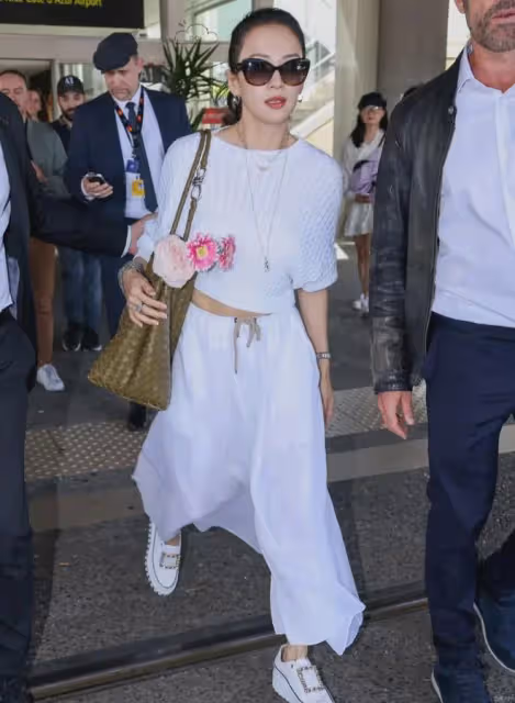 章子怡懶理汪峰戀情，白色套裝黑墨鏡霸氣抵達坎城，離婚後狀態好