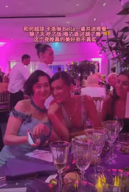 61歲何超瓊出席蕭邦晚宴，穿皮草戴千萬珠寶，被摸下巴仍笑容滿面