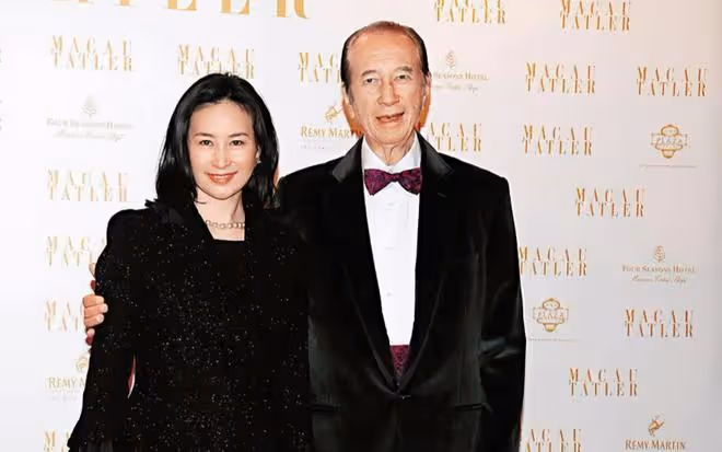 61歲何超瓊出席蕭邦晚宴，穿皮草戴千萬珠寶，被摸下巴仍笑容滿面