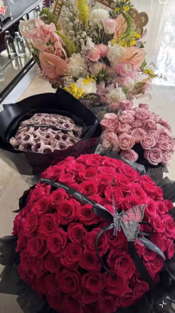 杜淳為老婆慶生，送王燦巨型玫瑰高調示愛，親吻對方臉頰超甜蜜