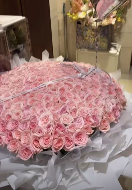 杜淳為老婆慶生，送王燦巨型玫瑰高調示愛，親吻對方臉頰超甜蜜