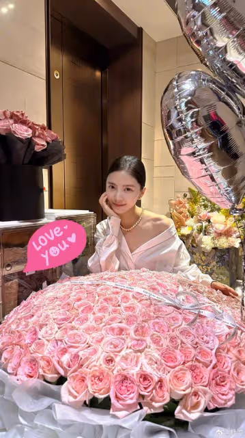 杜淳為老婆慶生，送王燦巨型玫瑰高調示愛，親吻對方臉頰超甜蜜