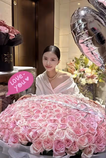杜淳為老婆慶生，送王燦巨型玫瑰高調示愛，親吻對方臉頰超甜蜜