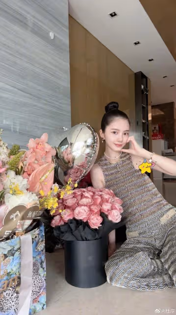 杜淳為老婆慶生，送王燦巨型玫瑰高調示愛，親吻對方臉頰超甜蜜