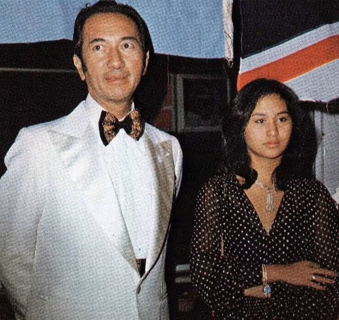 何超瓊和父親何鴻燊舊照公開:1969年住豪宅,從小就跟父親做事業