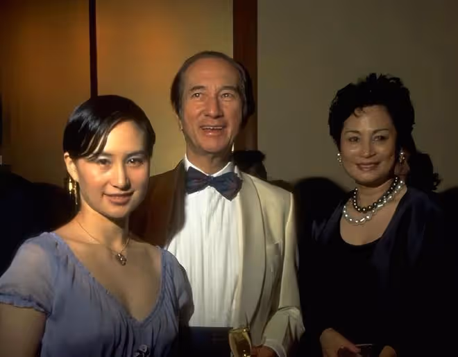 何超瓊和父親何鴻燊舊照公開:1969年住豪宅,從小就跟父親做事業