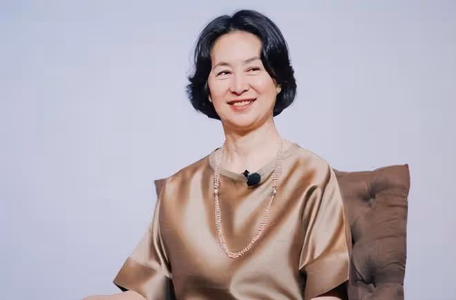 何超瓊何超鳳姐妹共同出席商會,一個嚴肅一個慈祥,姐妹性格互補