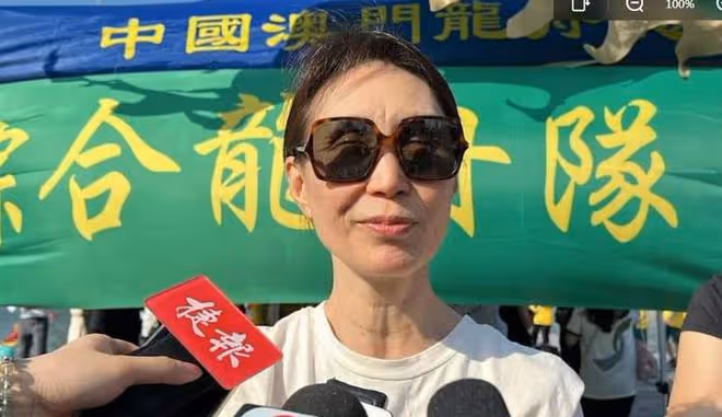 何超瓊何超鳳姐妹共同出席商會,一個嚴肅一個慈祥,姐妹性格互補
