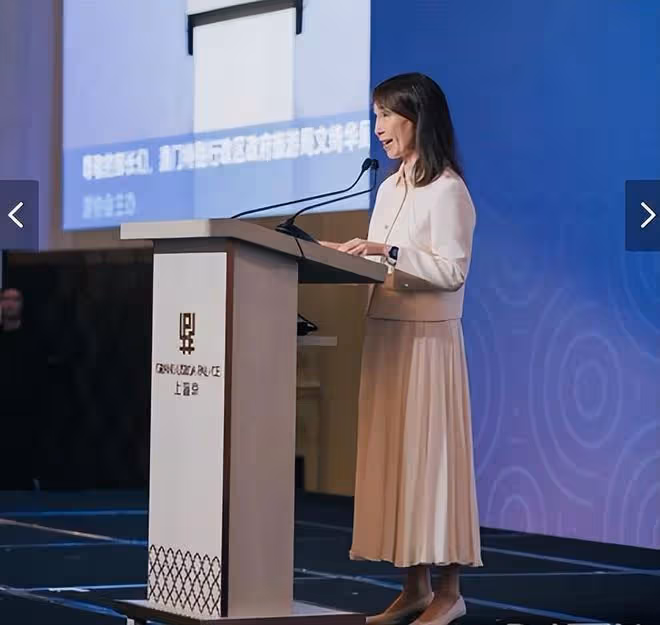 何超瓊何超鳳姐妹共同出席商會,一個嚴肅一個慈祥,姐妹性格互補