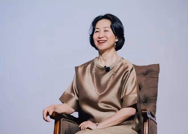 何超瓊何超鳳姐妹共同出席商會,一個嚴肅一個慈祥,姐妹性格互補
