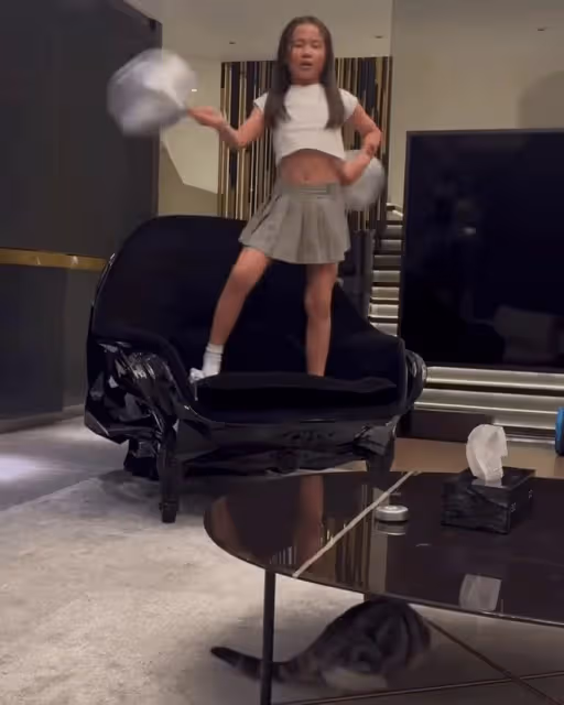洗米嫂高調回歸!稱女兒是「皇帝女」,將再次撐起洗米華的事業