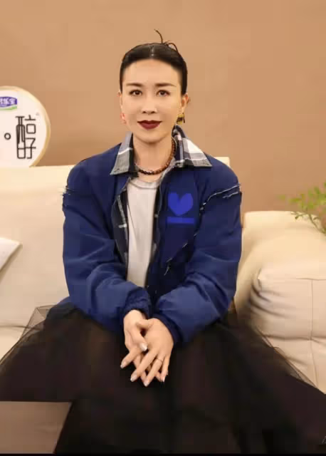 又是藍台!那英錄《萌探》被向佐飛撲倒地工作人員繼續拍攝引眾怒