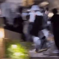 又是藍台!那英錄《萌探》被向佐飛撲倒地工作人員繼續拍攝引眾怒