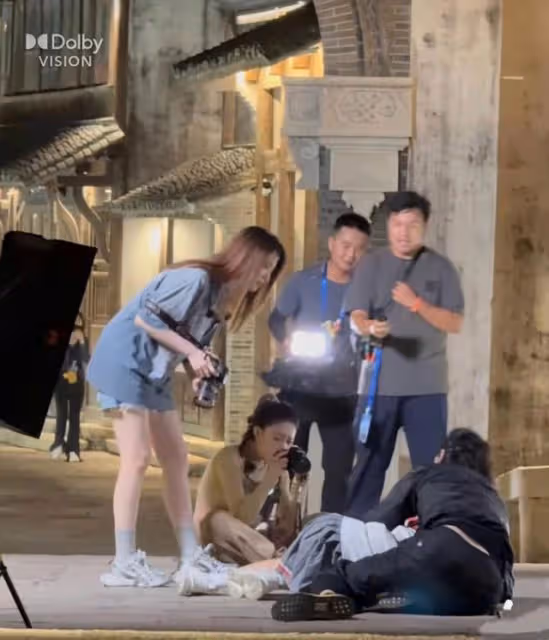 又是藍台!那英錄《萌探》被向佐飛撲倒地工作人員繼續拍攝引眾怒