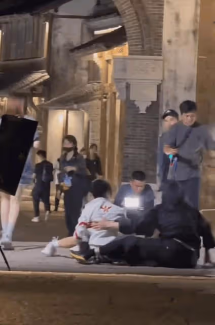 又是藍台!那英錄《萌探》被向佐飛撲倒地工作人員繼續拍攝引眾怒
