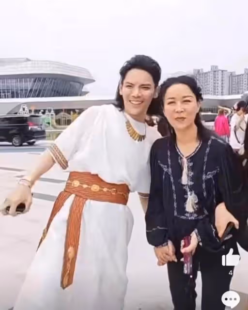又是藍台!那英錄《萌探》被向佐飛撲倒地工作人員繼續拍攝引眾怒