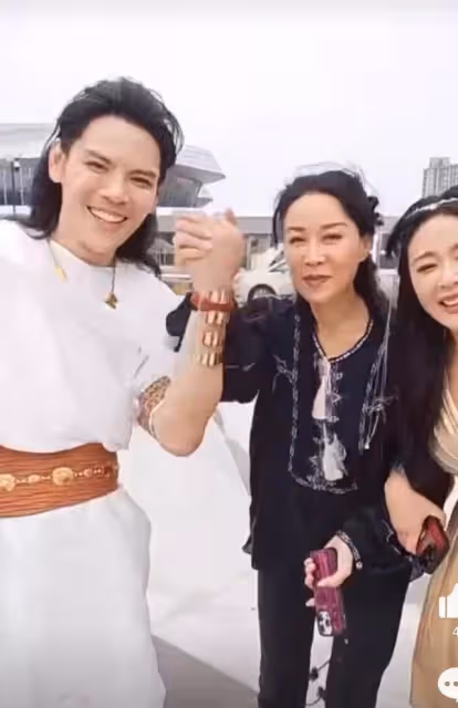 又是藍台!那英錄《萌探》被向佐飛撲倒地工作人員繼續拍攝引眾怒