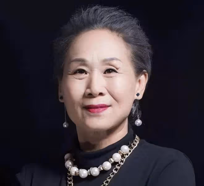 葦青:一路好好走!普通老婦60歲被兒帶入圈,如今成「百億老太」