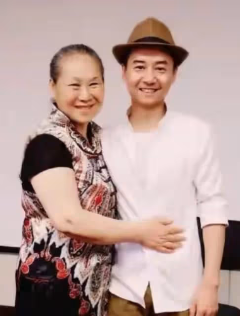 葦青:一路好好走!普通老婦60歲被兒帶入圈,如今成「百億老太」