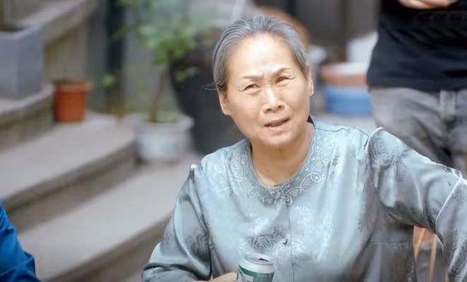葦青:一路好好走!普通老婦60歲被兒帶入圈,如今成「百億老太」