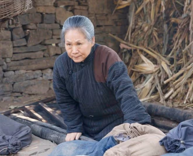 葦青:一路好好走!普通老婦60歲被兒帶入圈,如今成「百億老太」