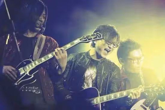 著名歌手汪峰新戀情官宣登上熱搜!演藝圈明星婚姻為何如此熱鬧
