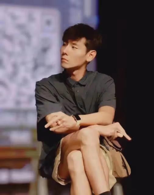 看臉像瘋癲反派,但演技催人淚下!他三搭秦昊,戲外是音樂劇王子