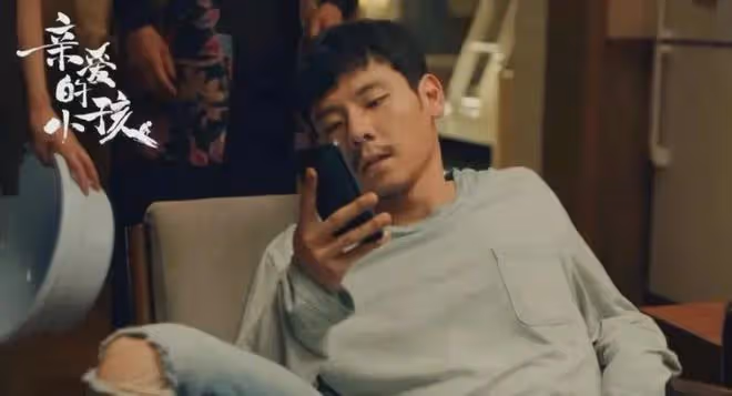 看臉像瘋癲反派,但演技催人淚下!他三搭秦昊,戲外是音樂劇王子